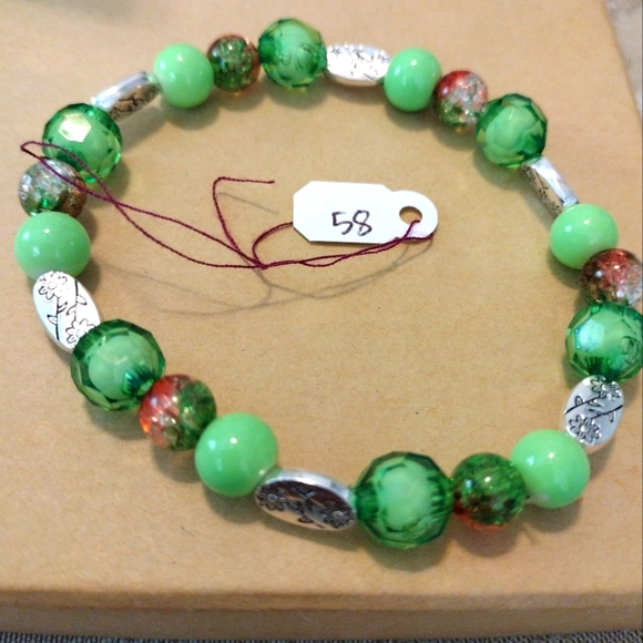 Artemis's Gems custom-made beaded bracelet with metal flower engraved charms - Picture 1 of 4
